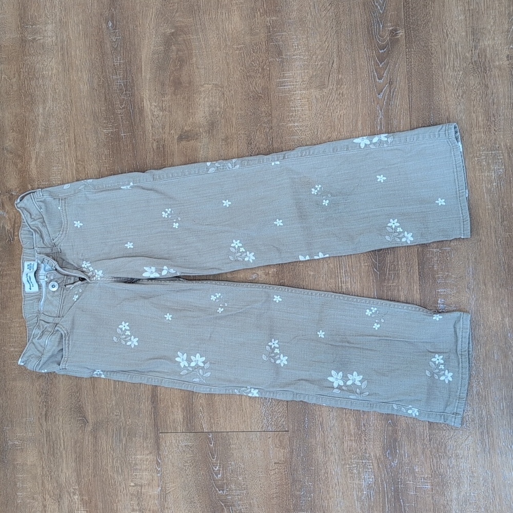 Girls Abercrombie kids low rise baggy jeans in a khaki wash.  Size 9/10 regular.